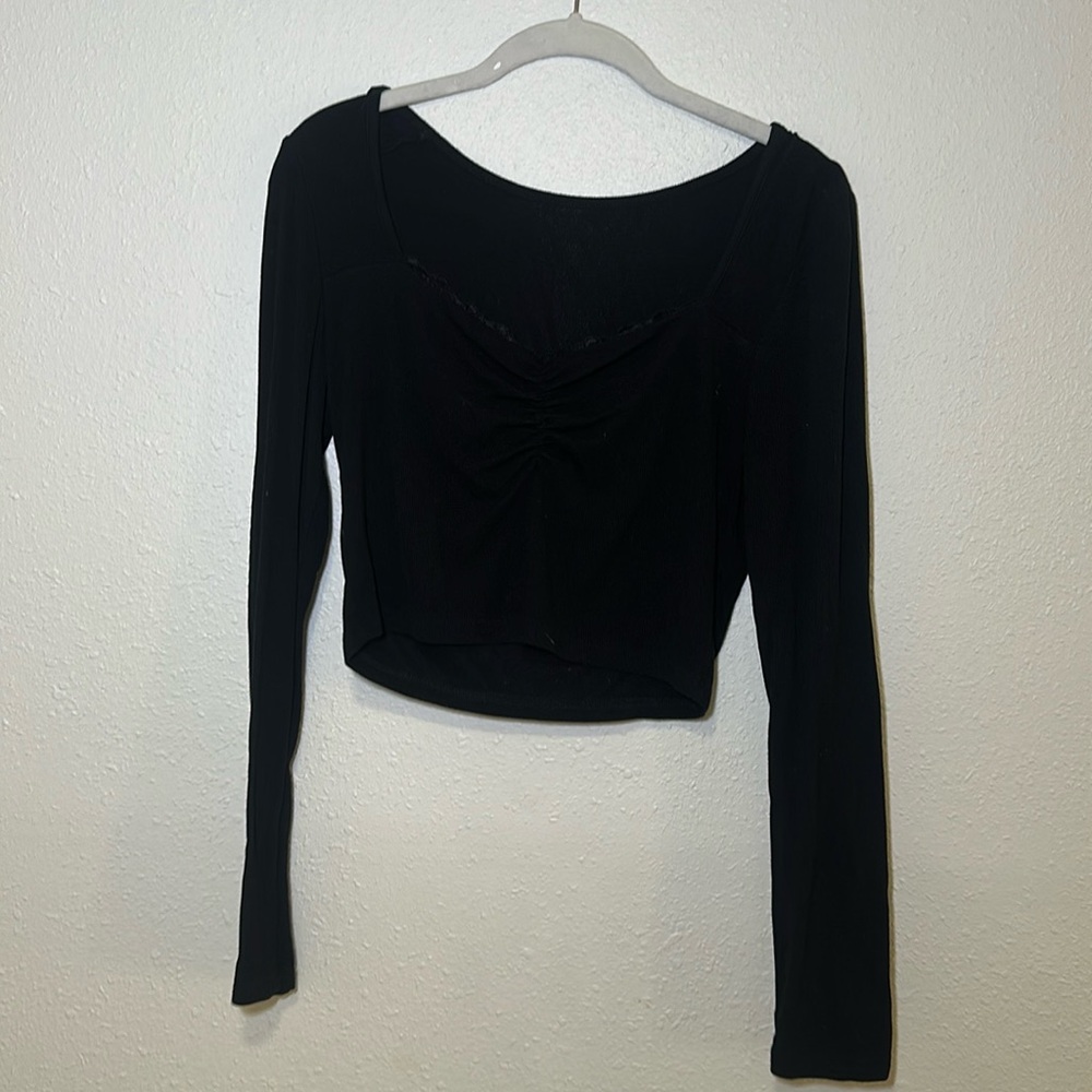 Cropped long sleeve, lace detail